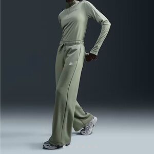 Nike Sportswear Club Fleece
Women's Mid-Rise Wide-Leg Sweatpants